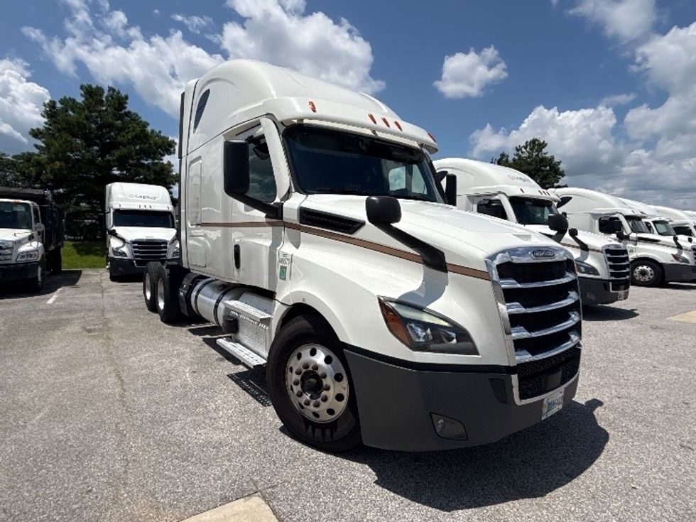 Sleeper Tractor-Heavy Duty Tractors-Freightliner-2022-T12664ST-Pell City-AL-428,397\n\t\tmiles-$ 84,750 - Image 1