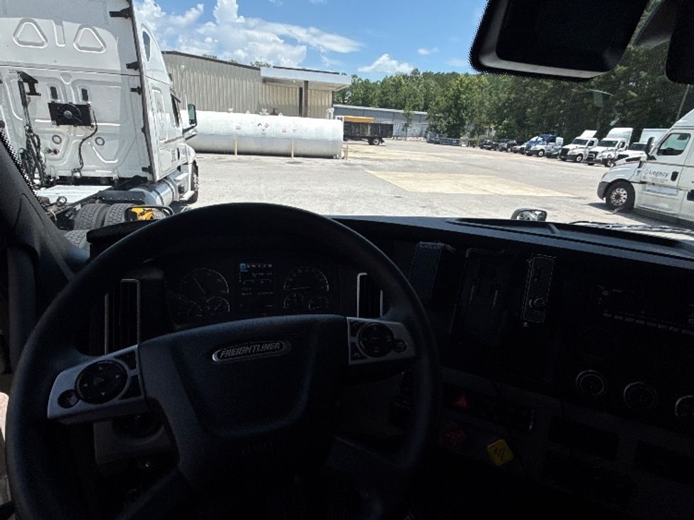 Sleeper Tractor-Heavy Duty Tractors-Freightliner-2022-T12664ST-Pell City-AL-428,397\n\t\tmiles-$ 84,750 - Image 11