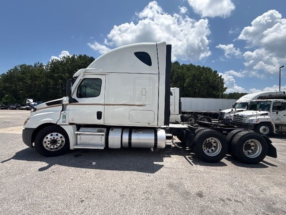 Sleeper Tractor-Heavy Duty Tractors-Freightliner-2022-T12664ST-Pell City-AL-428,397\n\t\tmiles-$ 84,750 - Image 4