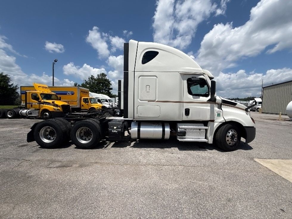 Sleeper Tractor-Heavy Duty Tractors-Freightliner-2022-T12664ST-Pell City-AL-428,397\n\t\tmiles-$ 84,750 - Image 8