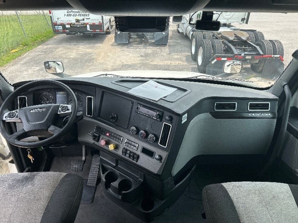 Sleeper Tractor-Heavy Duty Tractors-Freightliner-2022-T12664ST-Pell City-AL-460,594\n\t\tmiles-$ 78,000 - Image 12