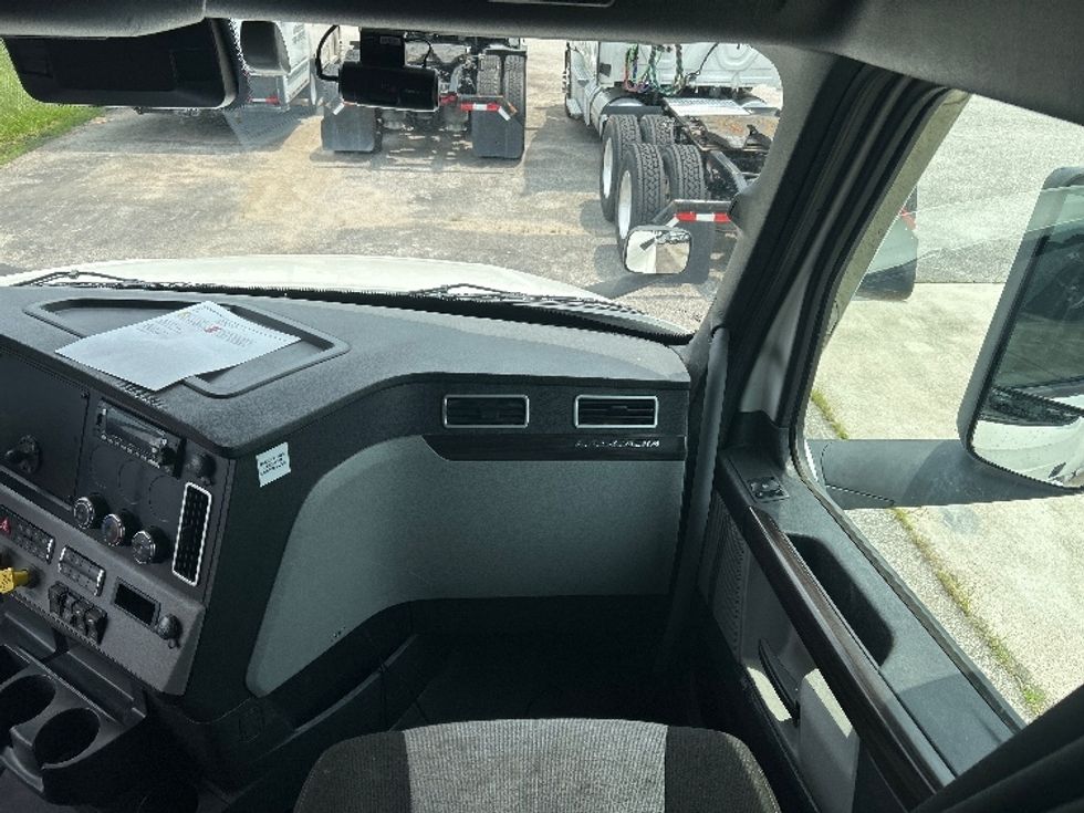 Sleeper Tractor-Heavy Duty Tractors-Freightliner-2022-T12664ST-Pell City-AL-460,594\n\t\tmiles-$ 78,000 - Image 14