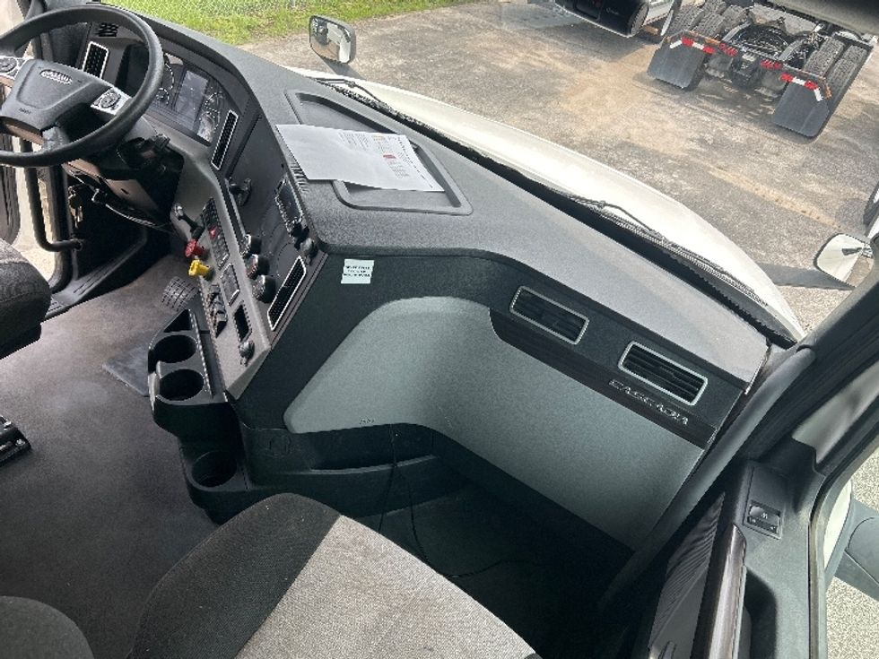 Sleeper Tractor-Heavy Duty Tractors-Freightliner-2022-T12664ST-Pell City-AL-460,594\n\t\tmiles-$ 78,000 - Image 15