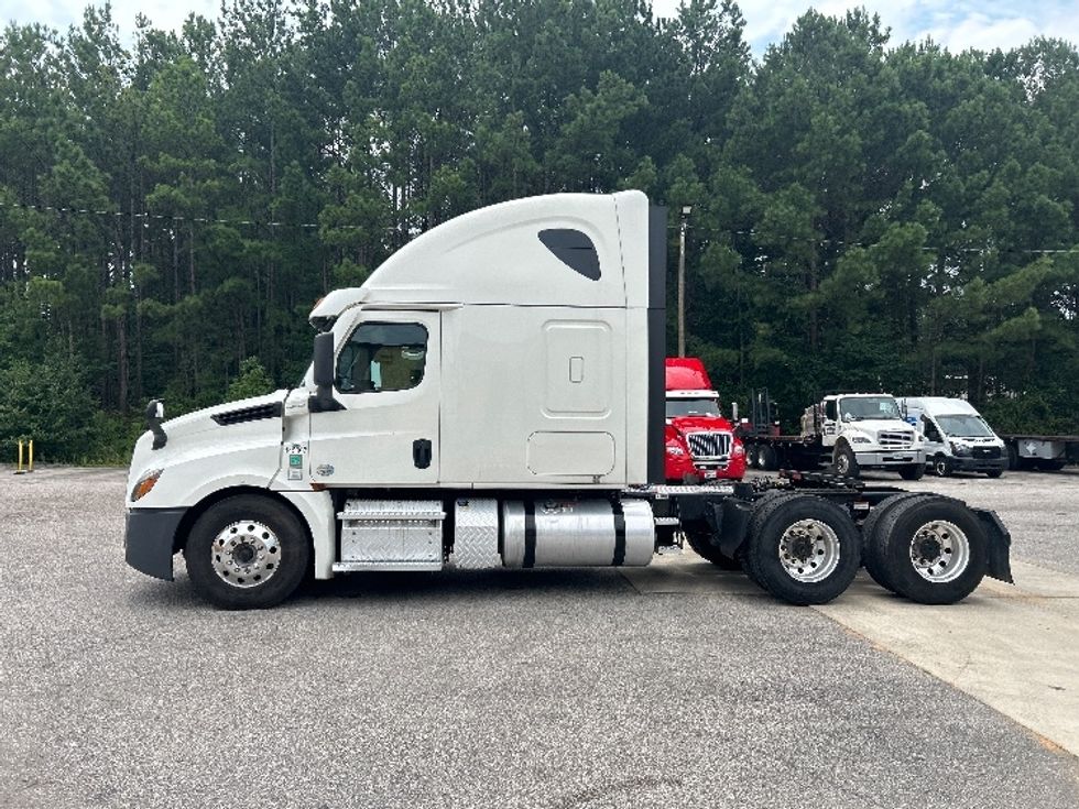 Sleeper Tractor-Heavy Duty Tractors-Freightliner-2022-T12664ST-Pell City-AL-460,594\n\t\tmiles-$ 78,000 - Image 4