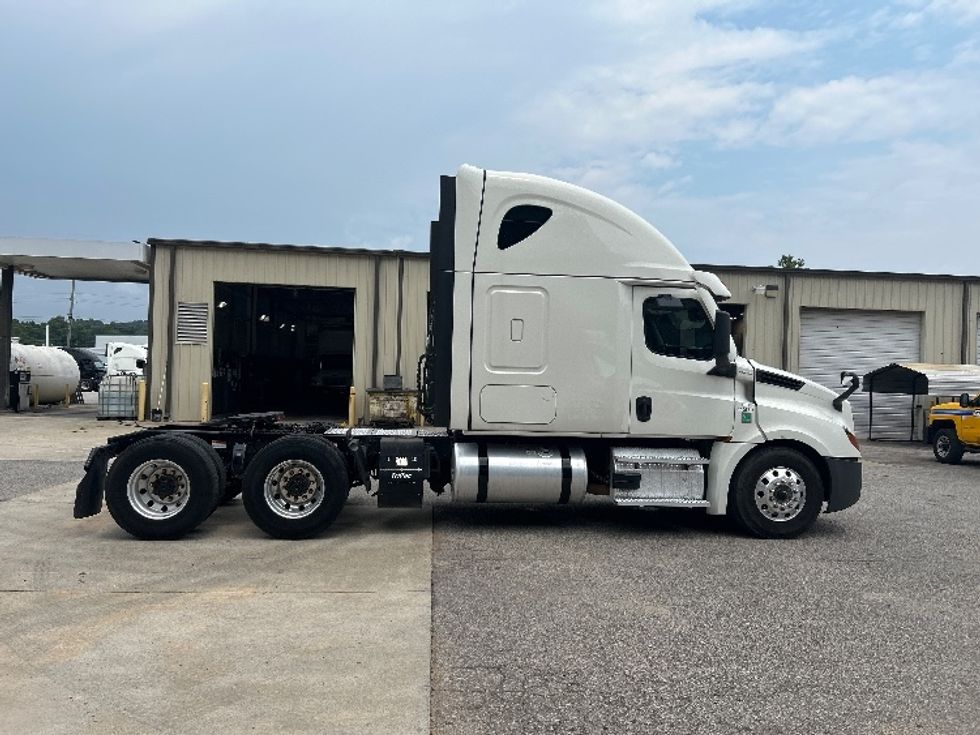 Sleeper Tractor-Heavy Duty Tractors-Freightliner-2022-T12664ST-Pell City-AL-460,594\n\t\tmiles-$ 78,000 - Image 8