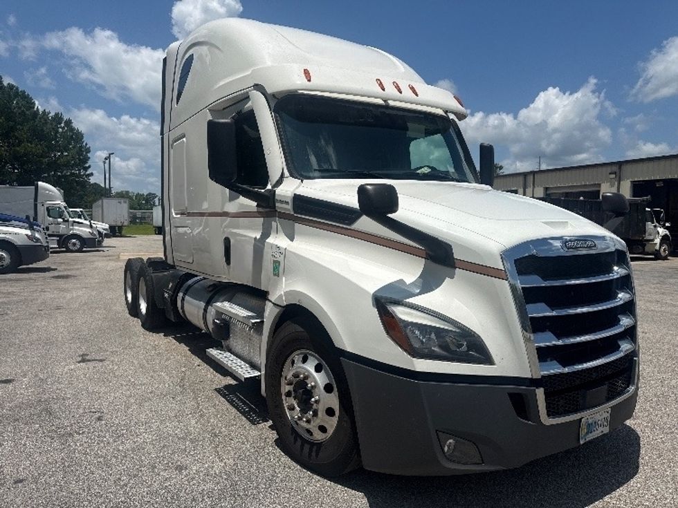 Sleeper Tractor-Heavy Duty Tractors-Freightliner-2022-T12664ST-Pell City-AL-515,262\n\t\tmiles-$ 75,000 - Image 1