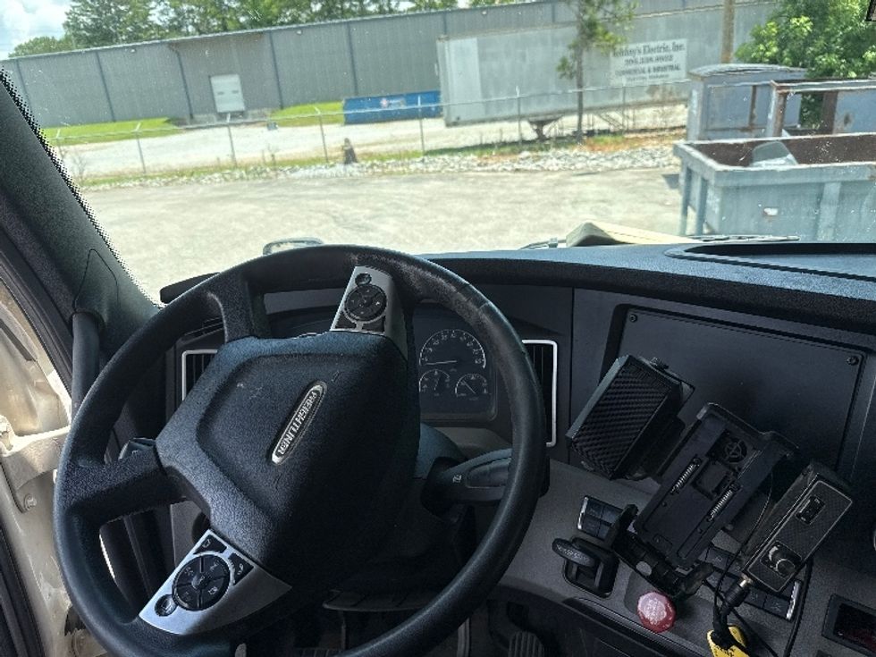 Sleeper Tractor-Heavy Duty Tractors-Freightliner-2022-T12664ST-Pell City-AL-515,262\n\t\tmiles-$ 75,000 - Image 11