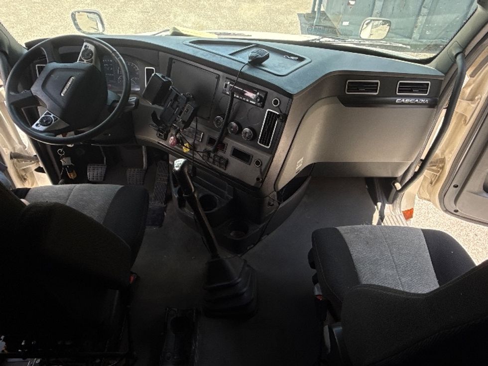 Sleeper Tractor-Heavy Duty Tractors-Freightliner-2022-T12664ST-Pell City-AL-515,262\n\t\tmiles-$ 75,000 - Image 12