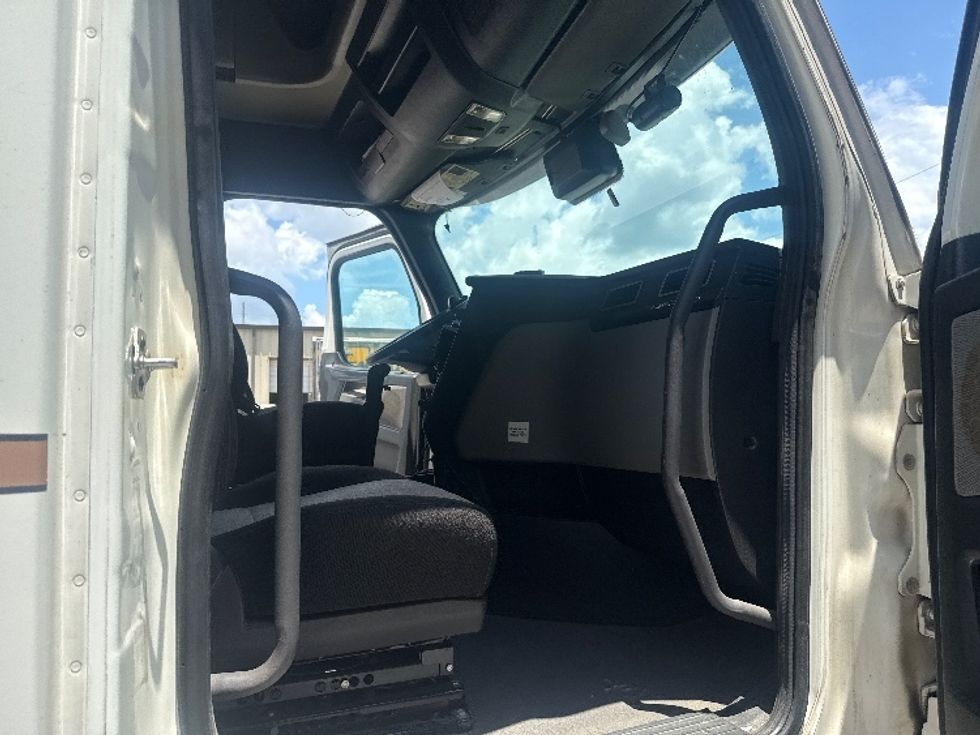 Sleeper Tractor-Heavy Duty Tractors-Freightliner-2022-T12664ST-Pell City-AL-515,262\n\t\tmiles-$ 75,000 - Image 13