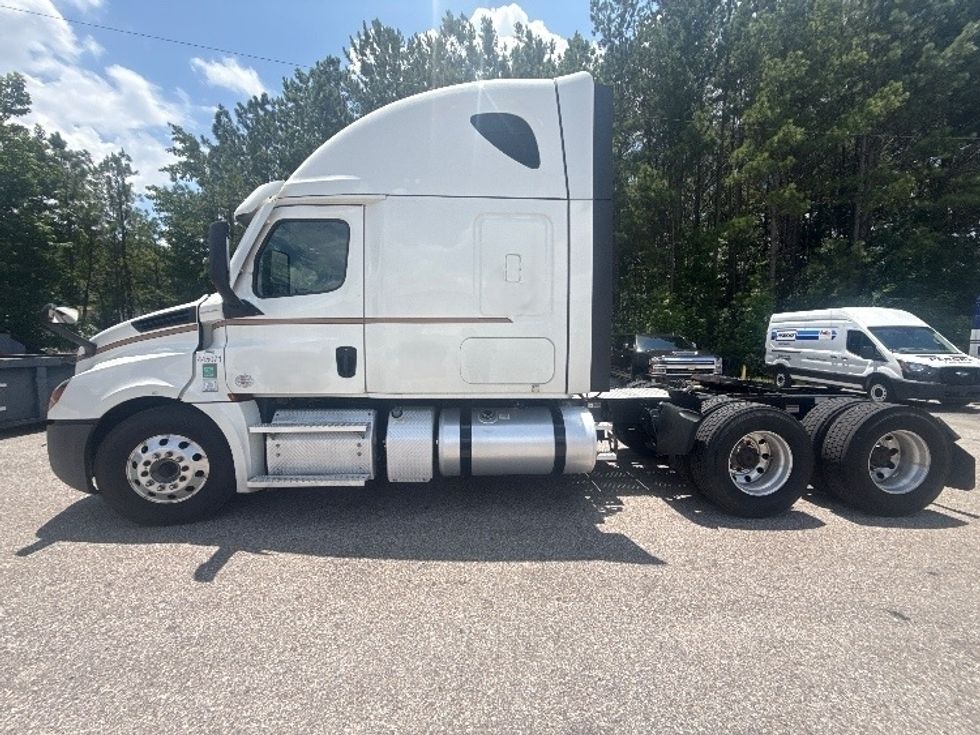 Sleeper Tractor-Heavy Duty Tractors-Freightliner-2022-T12664ST-Pell City-AL-515,262\n\t\tmiles-$ 75,000 - Image 4