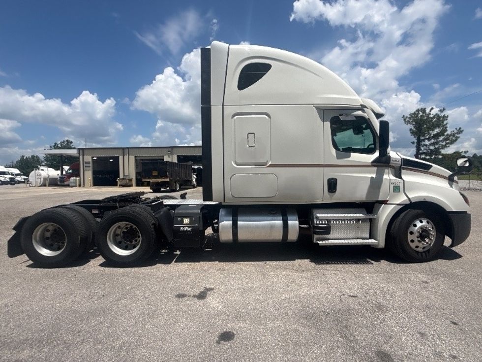 Sleeper Tractor-Heavy Duty Tractors-Freightliner-2022-T12664ST-Pell City-AL-515,262\n\t\tmiles-$ 75,000 - Image 8