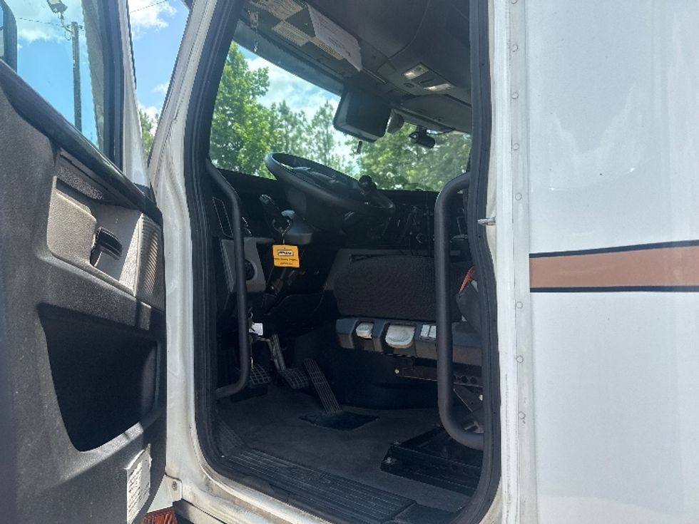 Sleeper Tractor-Heavy Duty Tractors-Freightliner-2022-T12664ST-Pell City-AL-515,262\n\t\tmiles-$ 75,000 - Image 9