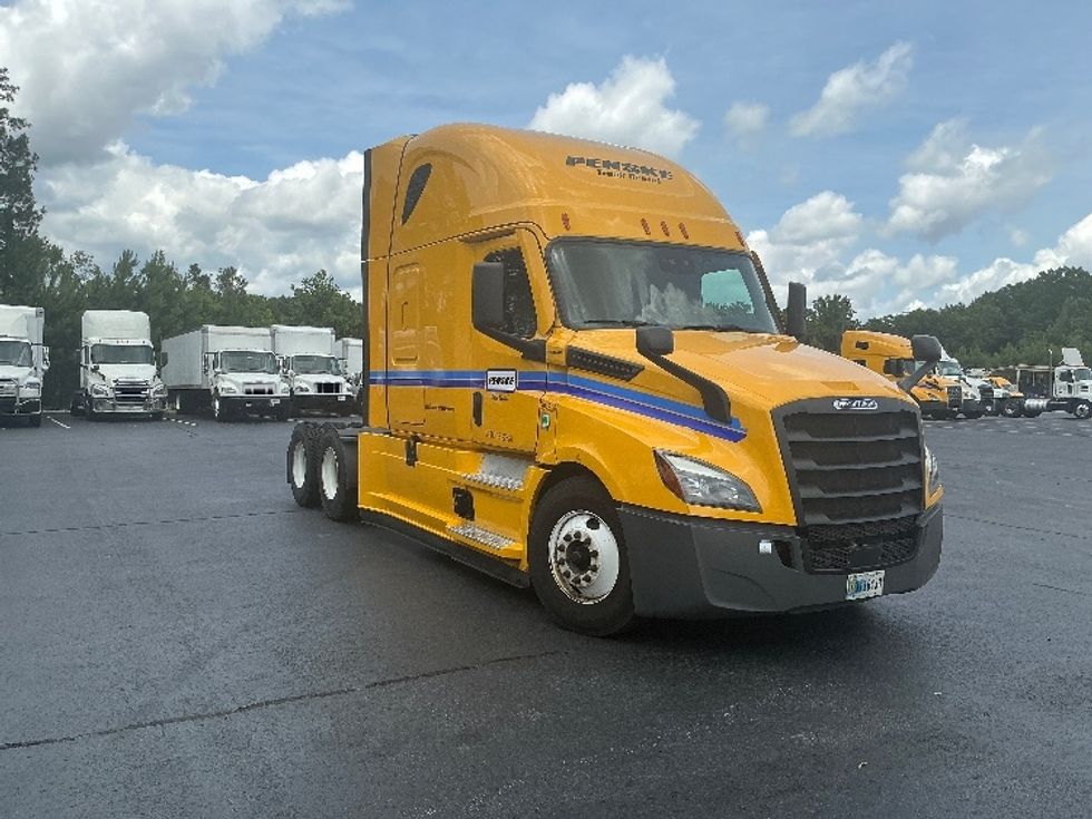 Sleeper Tractor-Heavy Duty Tractors-Freightliner-2022-T12664ST-Pell City-AL-600,531\n\t\tmiles-$ 61,250 - Image 1