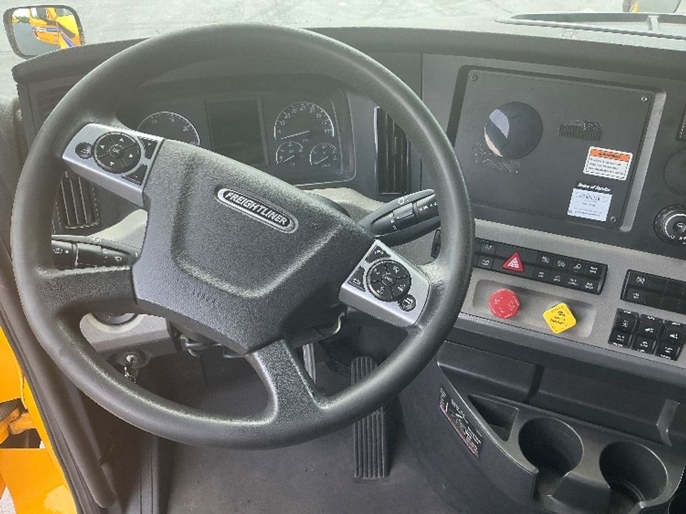 Sleeper Tractor-Heavy Duty Tractors-Freightliner-2022-T12664ST-Pell City-AL-600,531\n\t\tmiles-$ 61,250 - Image 11