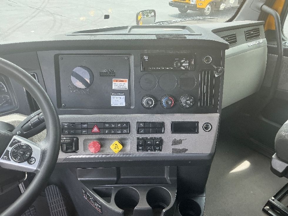 Sleeper Tractor-Heavy Duty Tractors-Freightliner-2022-T12664ST-Pell City-AL-600,531\n\t\tmiles-$ 61,250 - Image 12