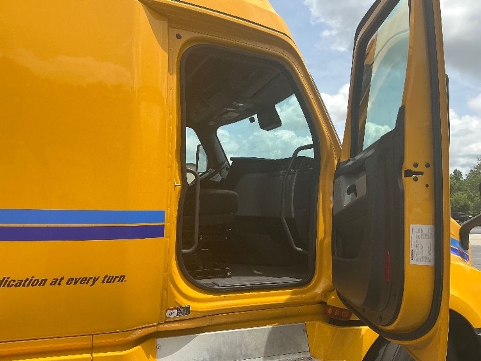 Sleeper Tractor-Heavy Duty Tractors-Freightliner-2022-T12664ST-Pell City-AL-600,531\n\t\tmiles-$ 61,250 - Image 13