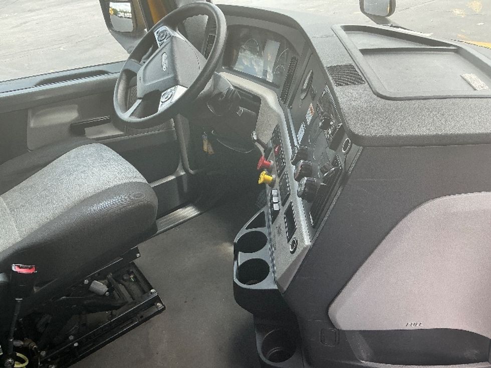 Sleeper Tractor-Heavy Duty Tractors-Freightliner-2022-T12664ST-Pell City-AL-600,531\n\t\tmiles-$ 61,250 - Image 15