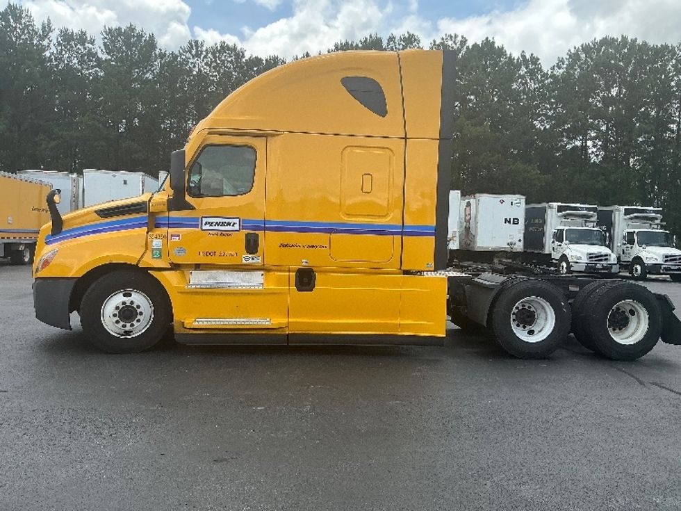 Sleeper Tractor-Heavy Duty Tractors-Freightliner-2022-T12664ST-Pell City-AL-600,531\n\t\tmiles-$ 61,250 - Image 4