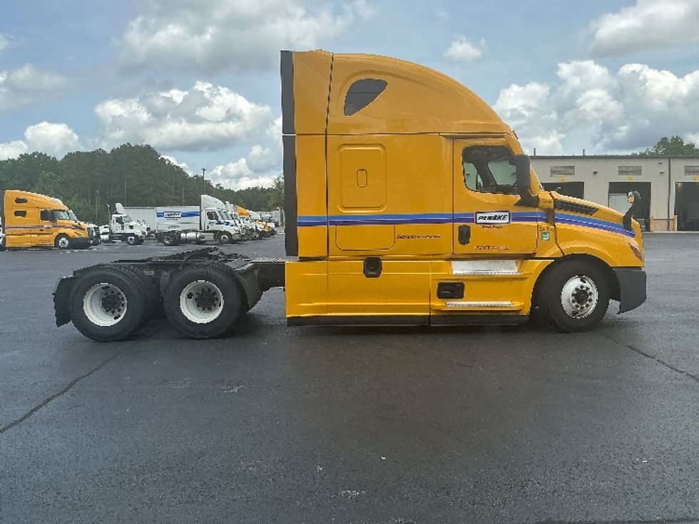 Sleeper Tractor-Heavy Duty Tractors-Freightliner-2022-T12664ST-Pell City-AL-600,531\n\t\tmiles-$ 61,250 - Image 8