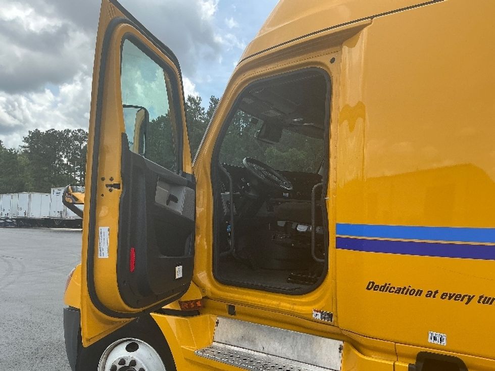 Sleeper Tractor-Heavy Duty Tractors-Freightliner-2022-T12664ST-Pell City-AL-600,531\n\t\tmiles-$ 61,250 - Image 9
