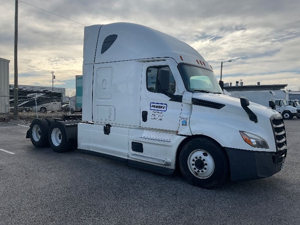 Sleeper Tractor-Heavy Duty Tractors-Freightliner-2022-T12664ST-Pell City-AL-704,576\n\t\tmiles-$ 60,000 - Image 1