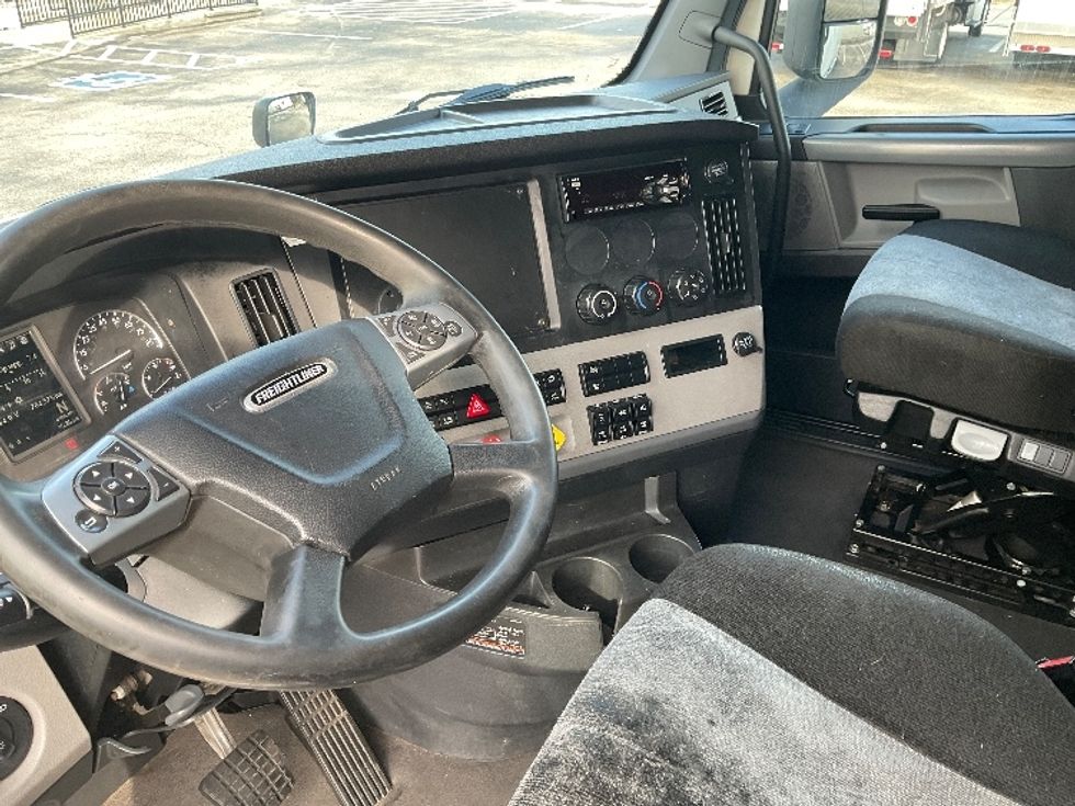 Sleeper Tractor-Heavy Duty Tractors-Freightliner-2022-T12664ST-Pell City-AL-704,576\n\t\tmiles-$ 60,000 - Image 10