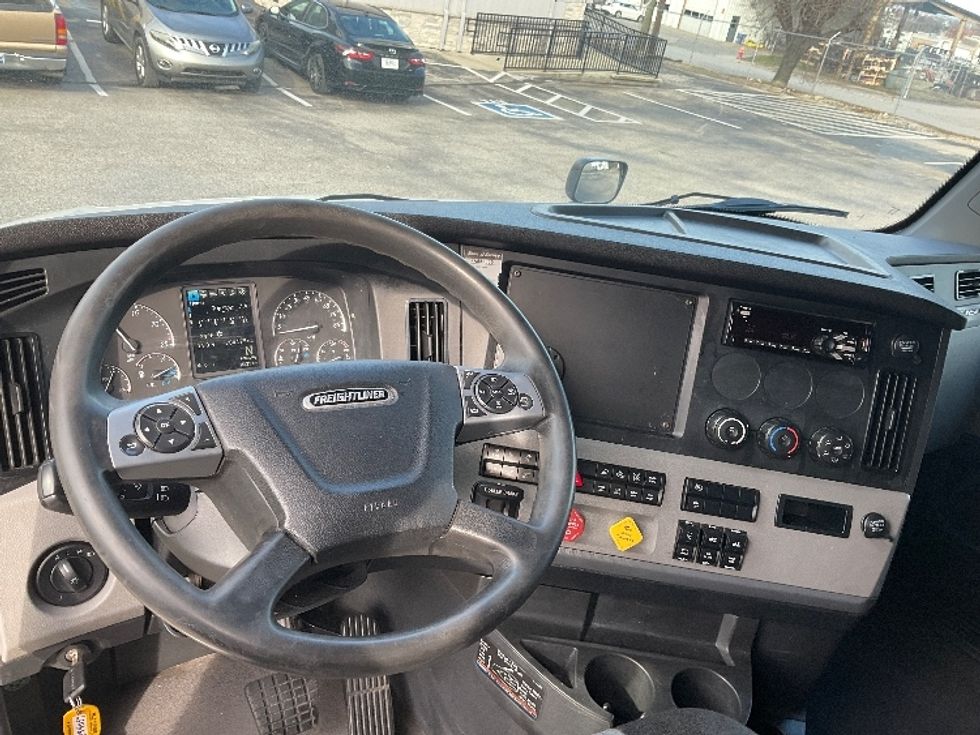 Sleeper Tractor-Heavy Duty Tractors-Freightliner-2022-T12664ST-Pell City-AL-704,576\n\t\tmiles-$ 60,000 - Image 11