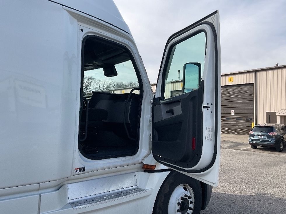 Sleeper Tractor-Heavy Duty Tractors-Freightliner-2022-T12664ST-Pell City-AL-704,576\n\t\tmiles-$ 60,000 - Image 13