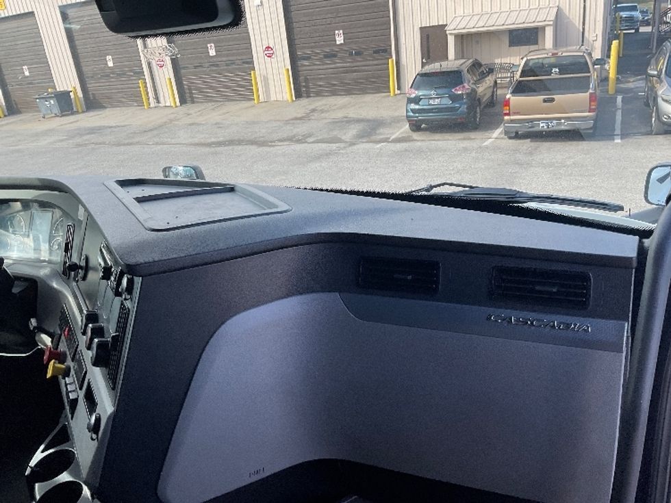 Sleeper Tractor-Heavy Duty Tractors-Freightliner-2022-T12664ST-Pell City-AL-704,576\n\t\tmiles-$ 60,000 - Image 14