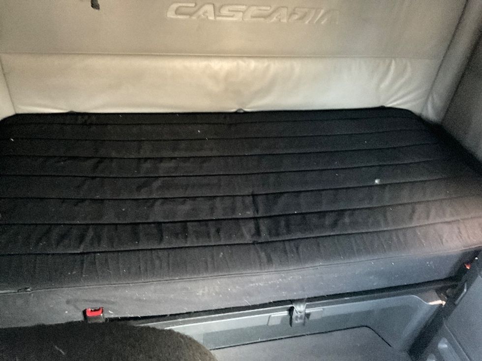 Sleeper Tractor-Heavy Duty Tractors-Freightliner-2022-T12664ST-Pell City-AL-704,576\n\t\tmiles-$ 60,000 - Image 17