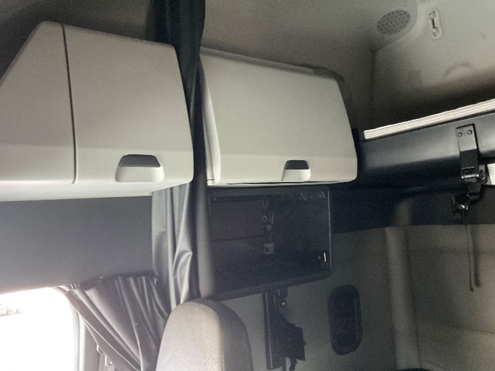 Sleeper Tractor-Heavy Duty Tractors-Freightliner-2022-T12664ST-Pell City-AL-704,576\n\t\tmiles-$ 60,000 - Image 19