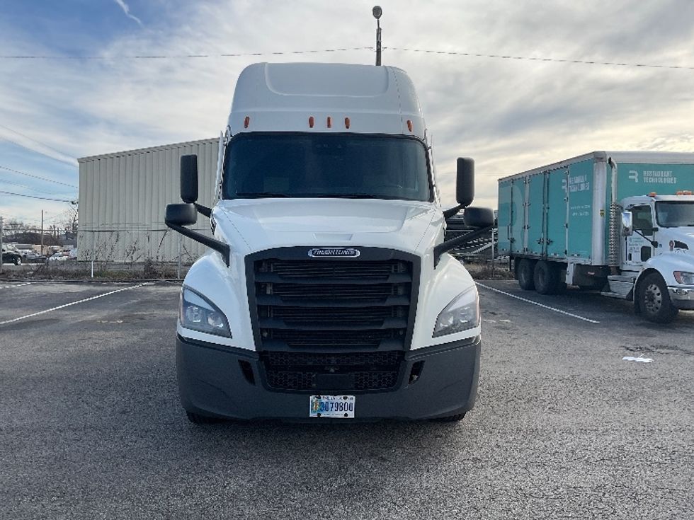 Sleeper Tractor-Heavy Duty Tractors-Freightliner-2022-T12664ST-Pell City-AL-704,576\n\t\tmiles-$ 60,000 - Image 2