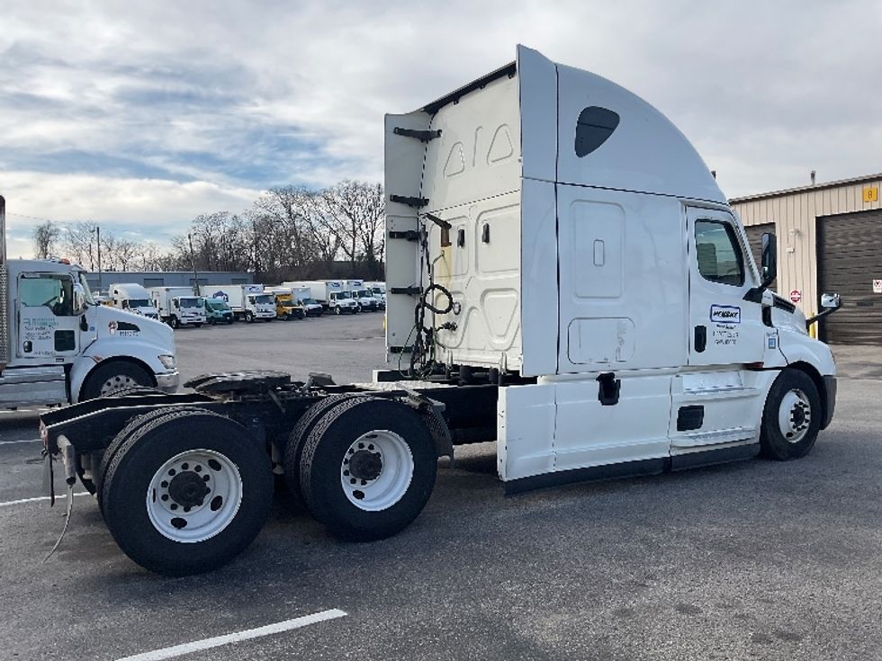 Sleeper Tractor-Heavy Duty Tractors-Freightliner-2022-T12664ST-Pell City-AL-704,576\n\t\tmiles-$ 60,000 - Image 7