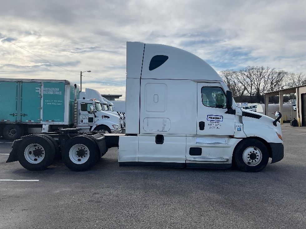Sleeper Tractor-Heavy Duty Tractors-Freightliner-2022-T12664ST-Pell City-AL-704,576\n\t\tmiles-$ 60,000 - Image 8