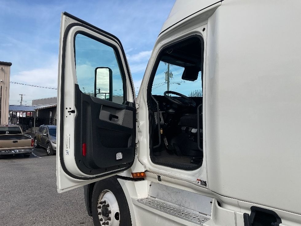 Sleeper Tractor-Heavy Duty Tractors-Freightliner-2022-T12664ST-Pell City-AL-704,576\n\t\tmiles-$ 60,000 - Image 9