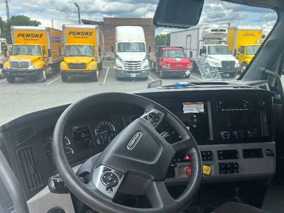 Sleeper Tractor-Heavy Duty Tractors-Freightliner-2022-T12664ST-Pennsauken-NJ-455,991\n\t\tmiles-$ 75,250 - Image 10