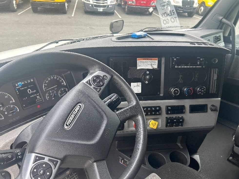 Sleeper Tractor-Heavy Duty Tractors-Freightliner-2022-T12664ST-Pennsauken-NJ-455,991\n\t\tmiles-$ 75,250 - Image 11