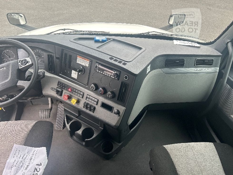 Sleeper Tractor-Heavy Duty Tractors-Freightliner-2022-T12664ST-Pennsauken-NJ-455,991\n\t\tmiles-$ 75,250 - Image 12