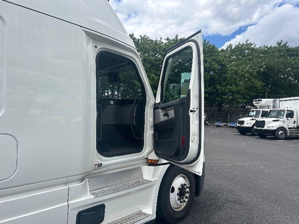 Sleeper Tractor-Heavy Duty Tractors-Freightliner-2022-T12664ST-Pennsauken-NJ-455,991\n\t\tmiles-$ 75,250 - Image 13