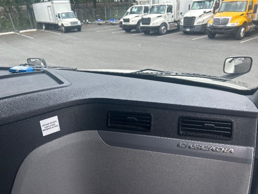 Sleeper Tractor-Heavy Duty Tractors-Freightliner-2022-T12664ST-Pennsauken-NJ-455,991\n\t\tmiles-$ 75,250 - Image 14