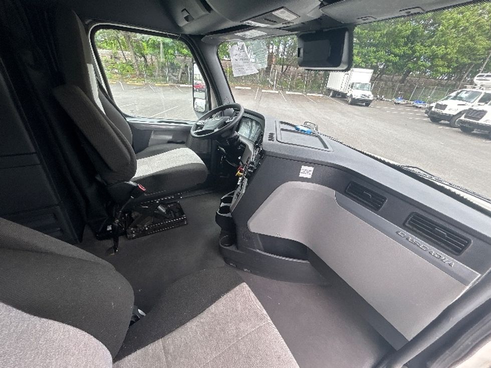 Sleeper Tractor-Heavy Duty Tractors-Freightliner-2022-T12664ST-Pennsauken-NJ-455,991\n\t\tmiles-$ 75,250 - Image 15