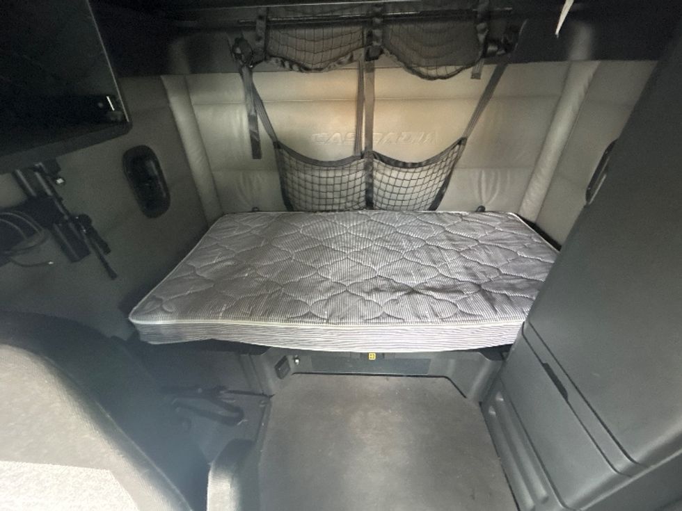 Sleeper Tractor-Heavy Duty Tractors-Freightliner-2022-T12664ST-Pennsauken-NJ-455,991\n\t\tmiles-$ 75,250 - Image 16