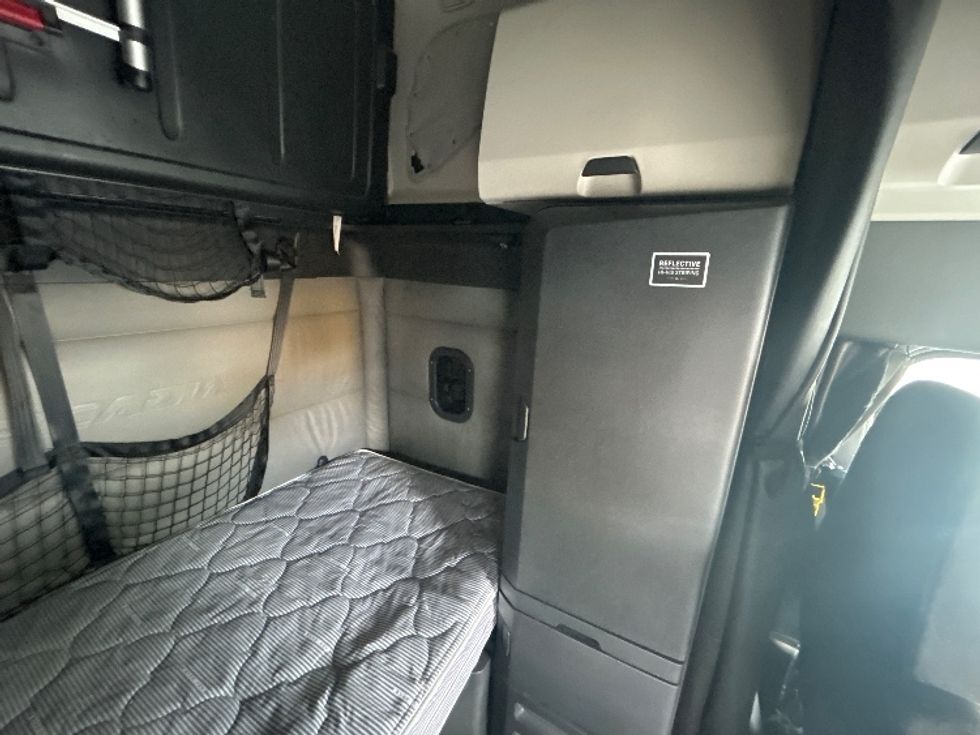 Sleeper Tractor-Heavy Duty Tractors-Freightliner-2022-T12664ST-Pennsauken-NJ-455,991\n\t\tmiles-$ 75,250 - Image 18