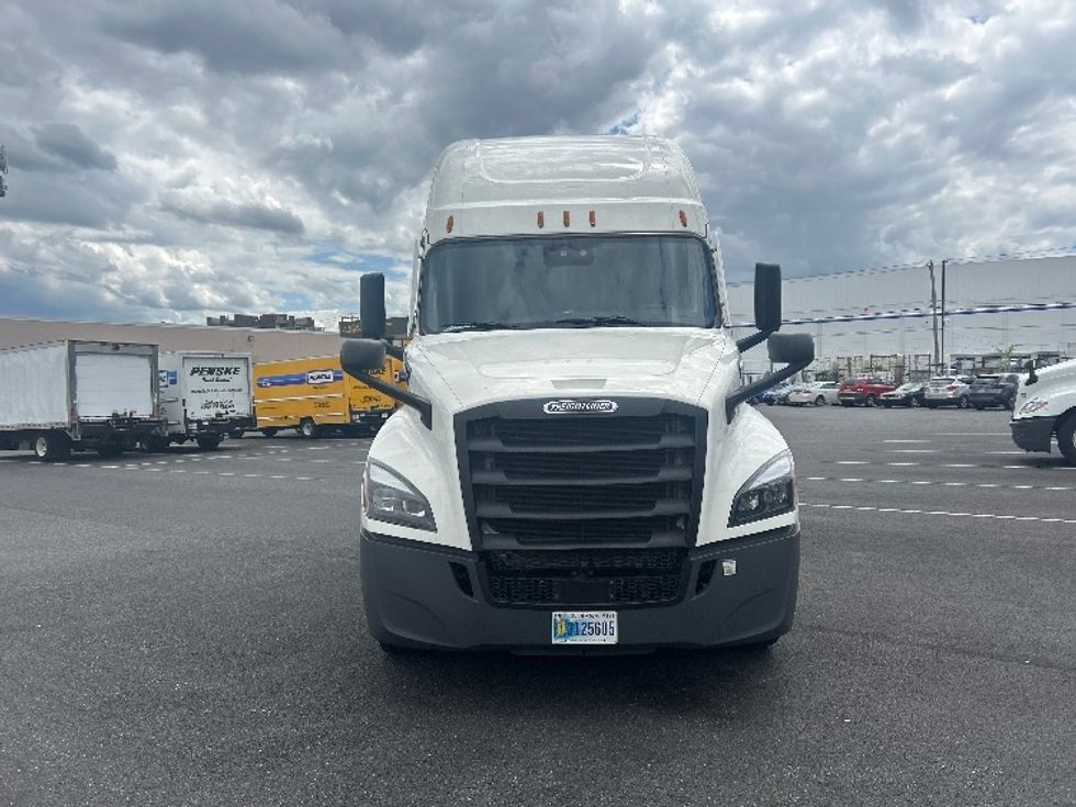 Sleeper Tractor-Heavy Duty Tractors-Freightliner-2022-T12664ST-Pennsauken-NJ-455,991\n\t\tmiles-$ 75,250 - Image 2