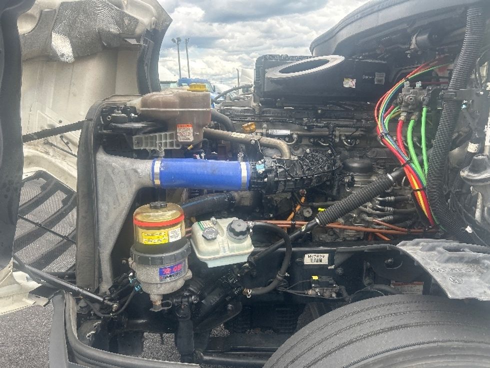 Sleeper Tractor-Heavy Duty Tractors-Freightliner-2022-T12664ST-Pennsauken-NJ-455,991\n\t\tmiles-$ 75,250 - Image 21