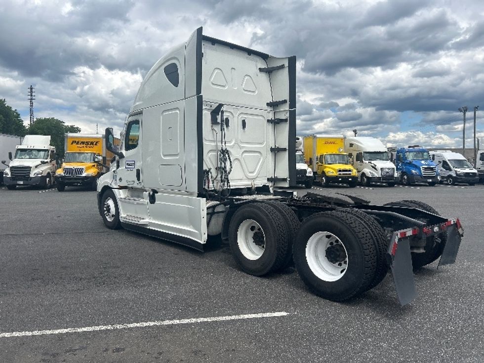 Sleeper Tractor-Heavy Duty Tractors-Freightliner-2022-T12664ST-Pennsauken-NJ-455,991\n\t\tmiles-$ 75,250 - Image 5