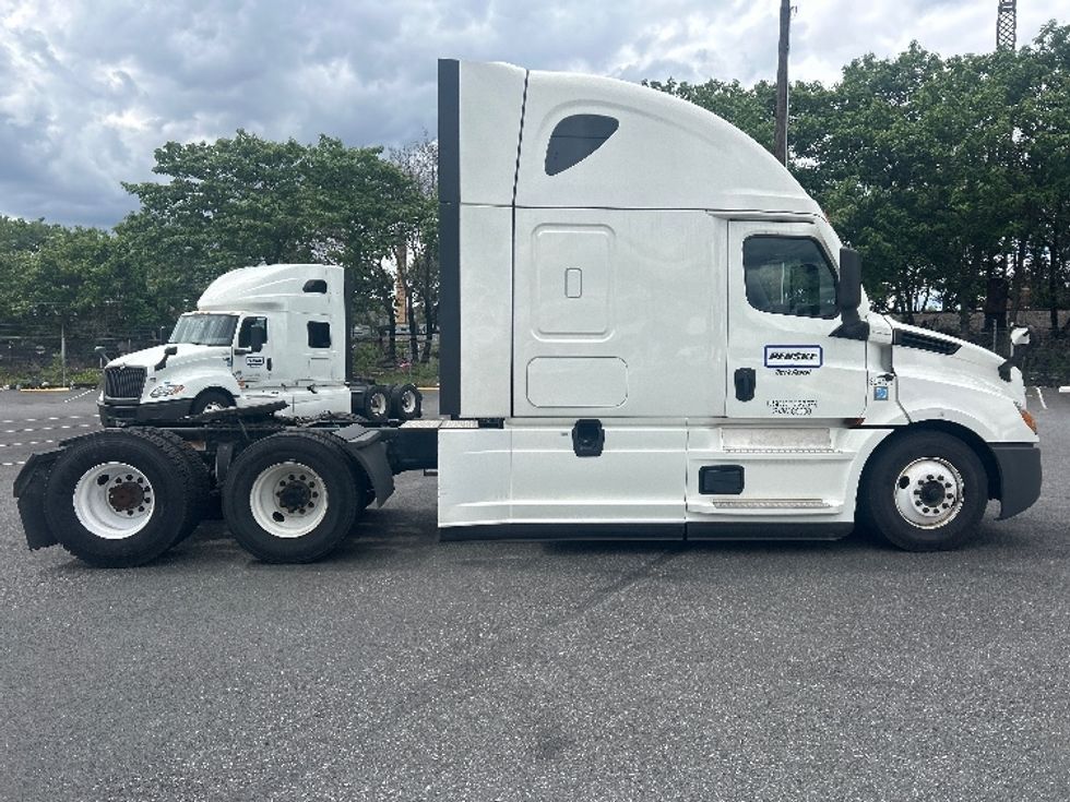 Sleeper Tractor-Heavy Duty Tractors-Freightliner-2022-T12664ST-Pennsauken-NJ-455,991\n\t\tmiles-$ 75,250 - Image 8