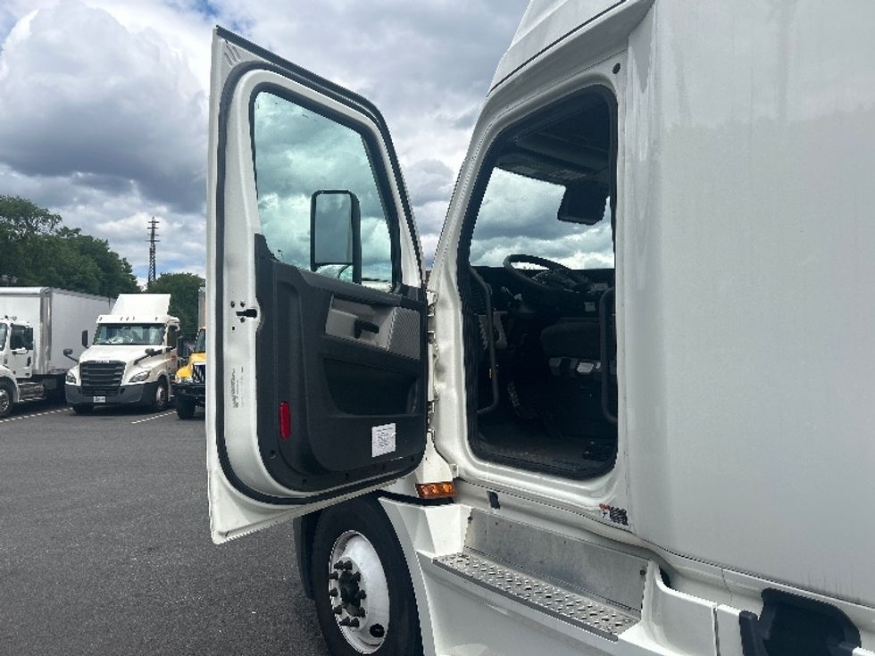 Sleeper Tractor-Heavy Duty Tractors-Freightliner-2022-T12664ST-Pennsauken-NJ-455,991\n\t\tmiles-$ 75,250 - Image 9