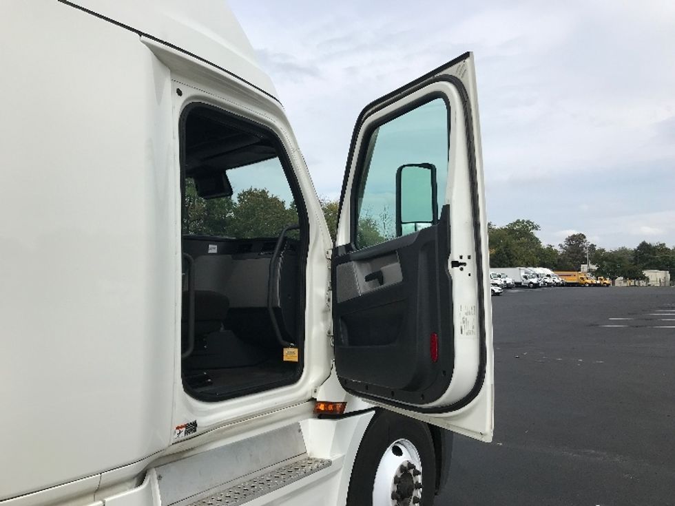 2022 Freightliner Cascadia 126" Sleeper Cab photo 13