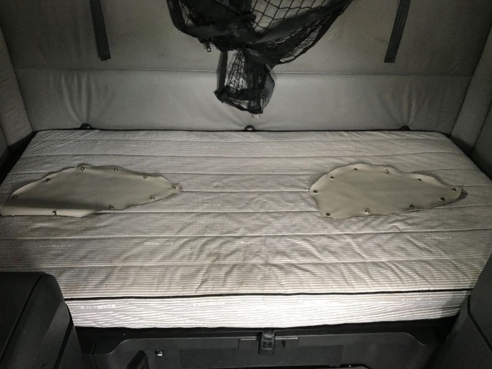 Sleeper Tractor-Heavy Duty Tractors-Freightliner-2022-T12664ST-Pennsauken-NJ-562,827\n\t\tmiles-$ 62,750 - Image 17